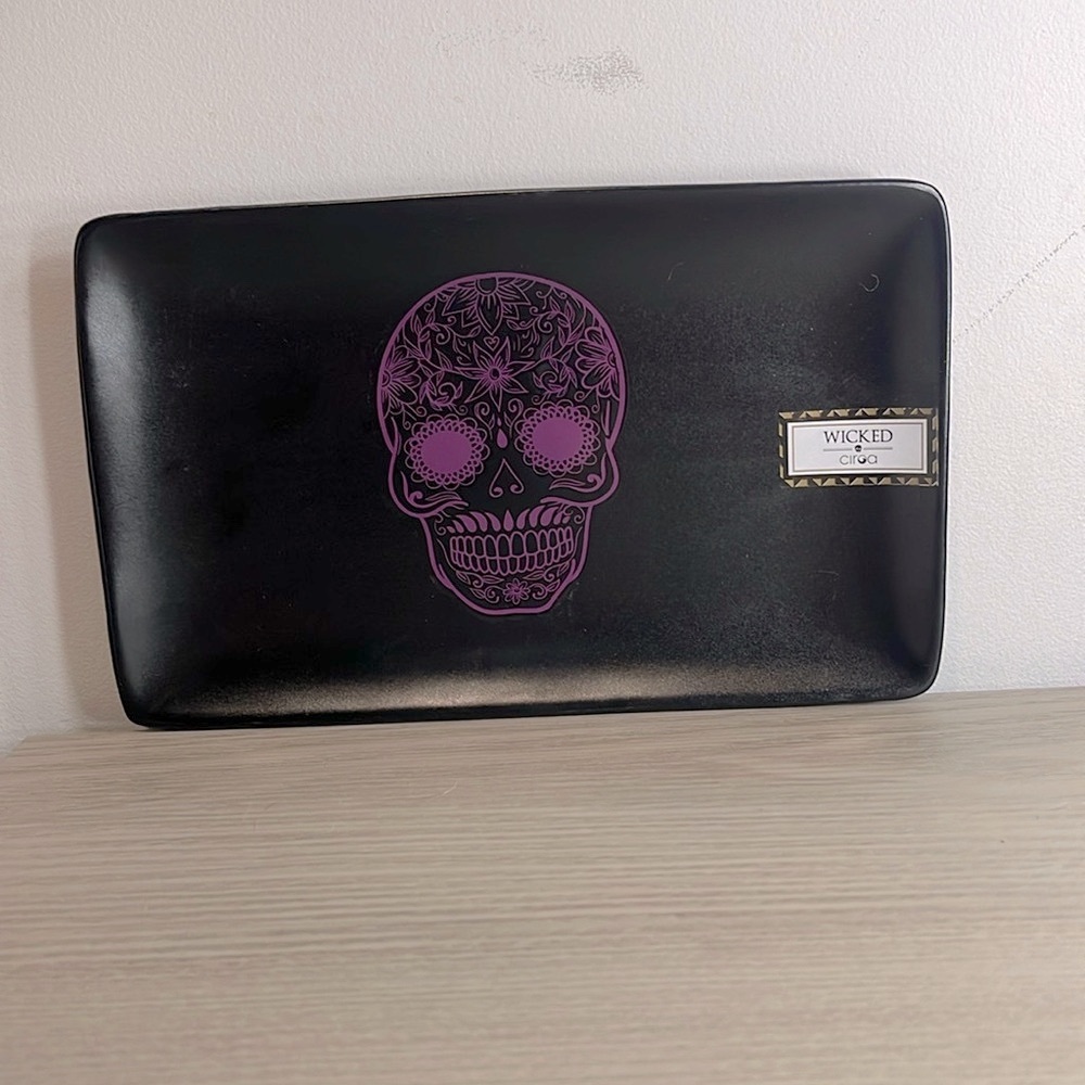 COPY - Black plate with purple skull
